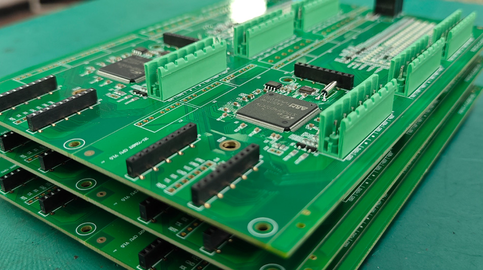 كيف تؤثر إدارة انبعاثات الكربون لمصانع PCBA على تكاليف الإنتاج؟