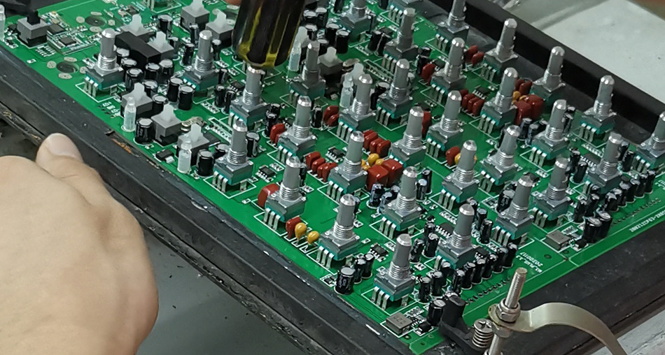 كيف يمكن تقليل تكلفة إنتاج مصانع PCBA من خلال تحسين سلسلة التوريد؟